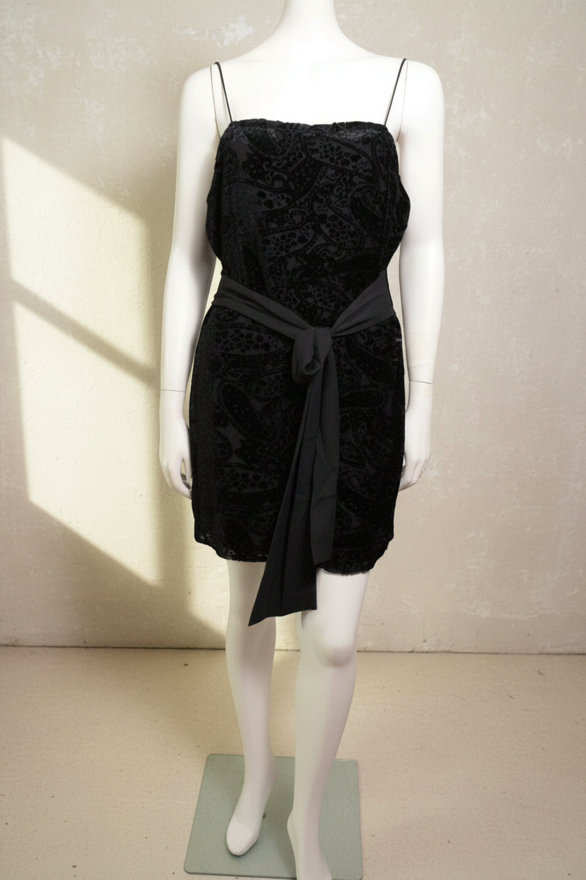 Robe courte noire Frippindealz à fines bretelles avec motif texturé et ceinture à nouer sur mannequin