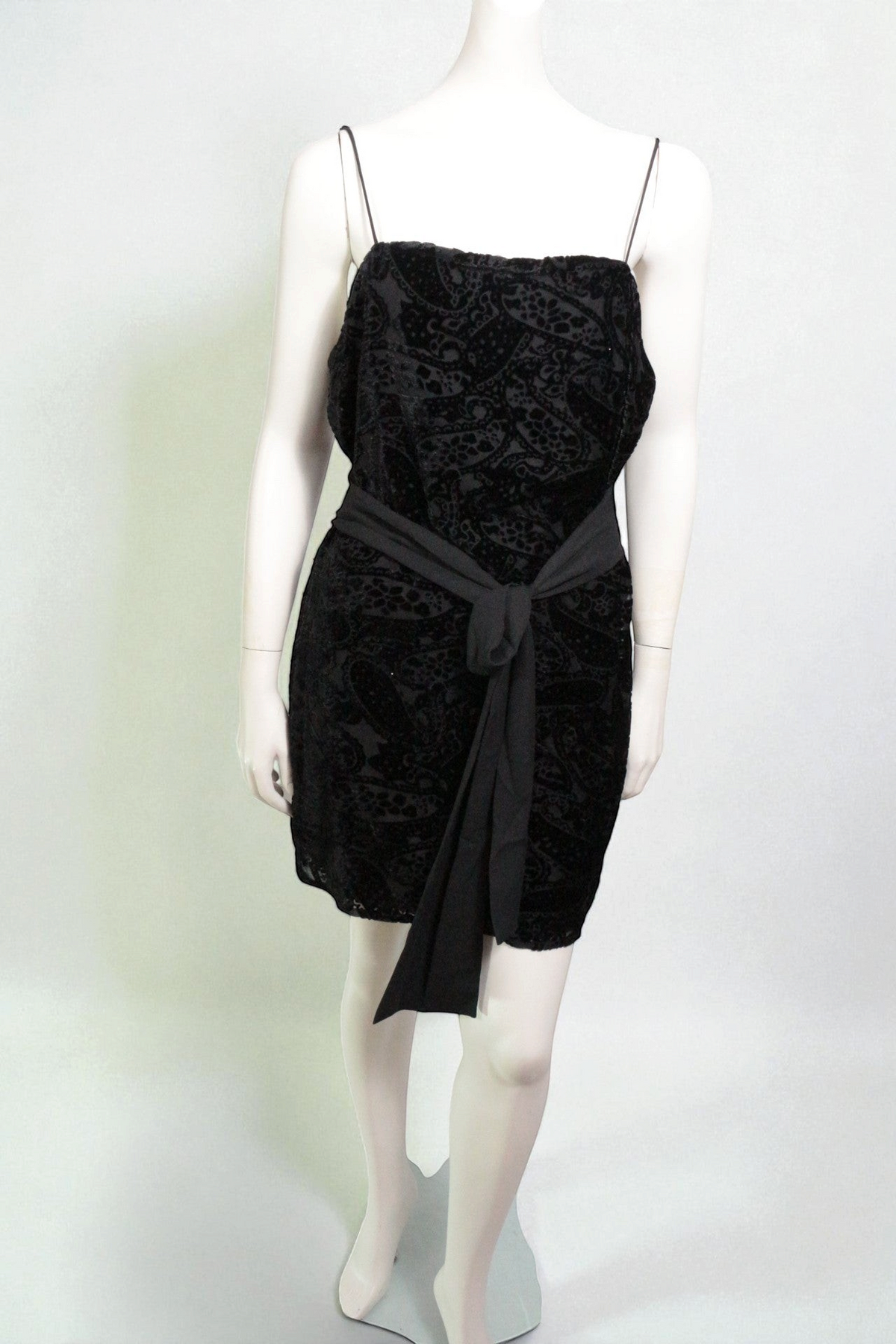 Robe courte noire Frippindealz en polyester avec motifs texturés, bretelles fines et ceinture à nouer à la taille.