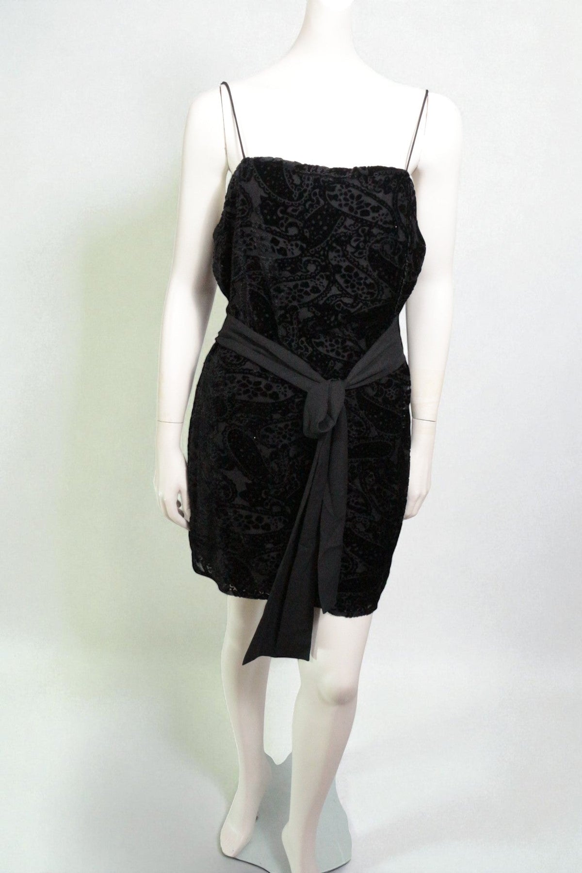 Robe courte noire Frippindealz en polyester avec motif texturé, bretelles fines et ceinture à nouer à la taille