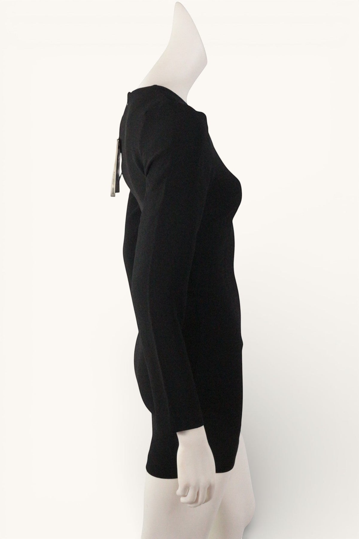 Robe courte noire Zara Frippindealz en polyester avec détails de chaîne dorée, vue de profil sur mannequin