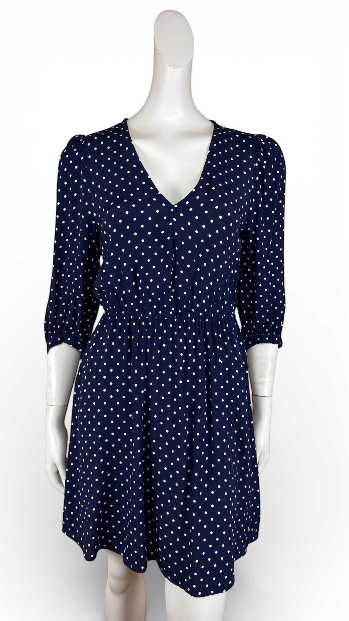 Frippindealz Robe courte bleu marine à pois blancs en viscose, manches 3/4, taille élastiquée, col V.