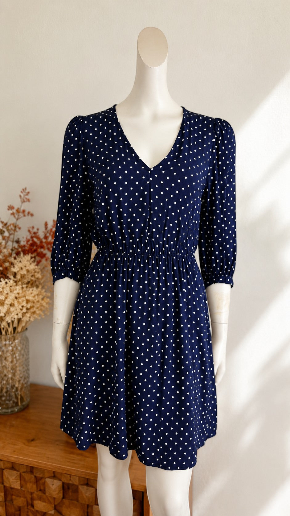 Frippindealz Robe courte bleu marine à pois blancs en viscose, manches 3/4, col V, taille XS.