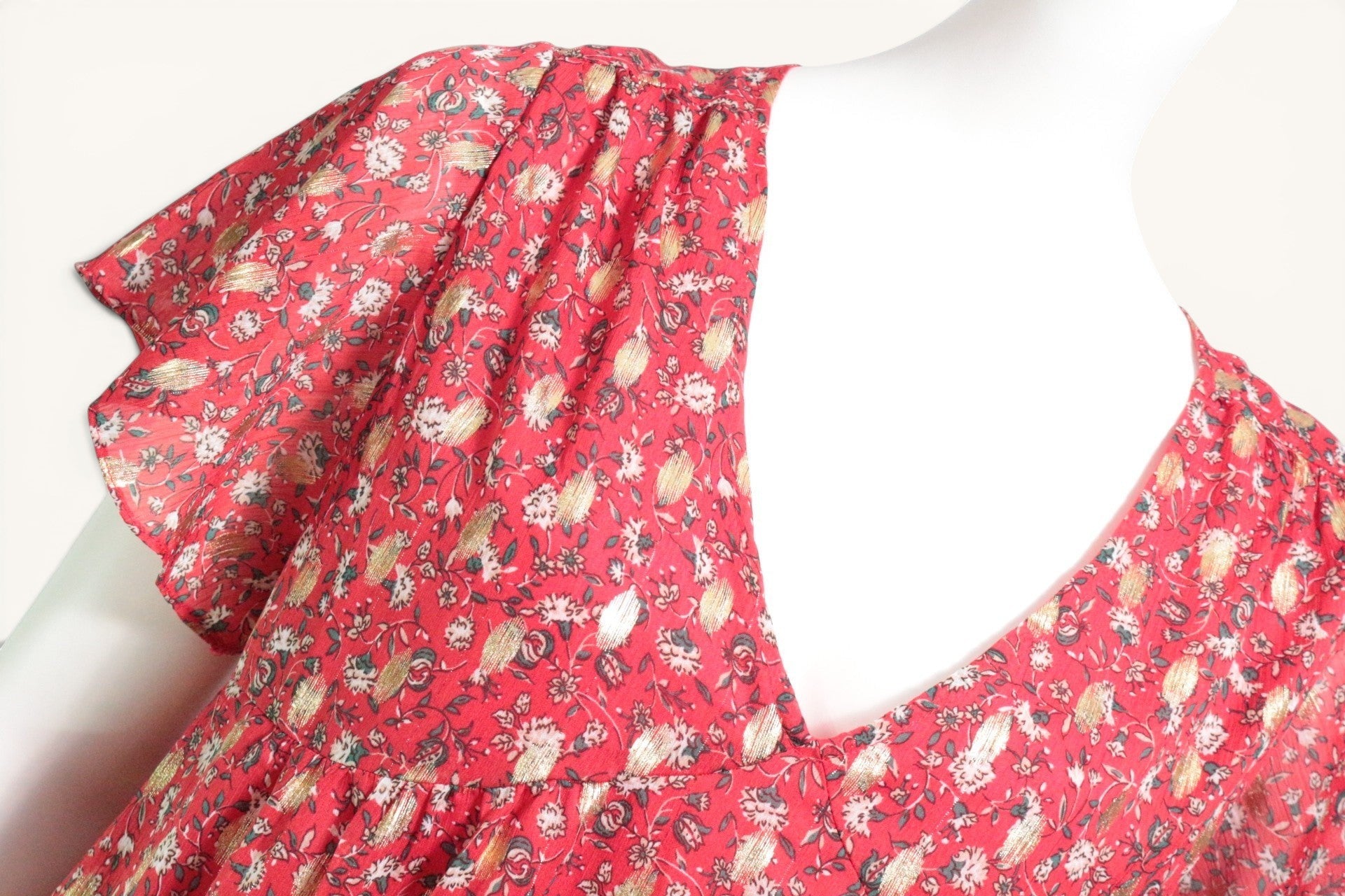 Robe courte Frippindealz Lili & Lala rouge à motifs floraux dorés, col en V et manches courtes fluides
