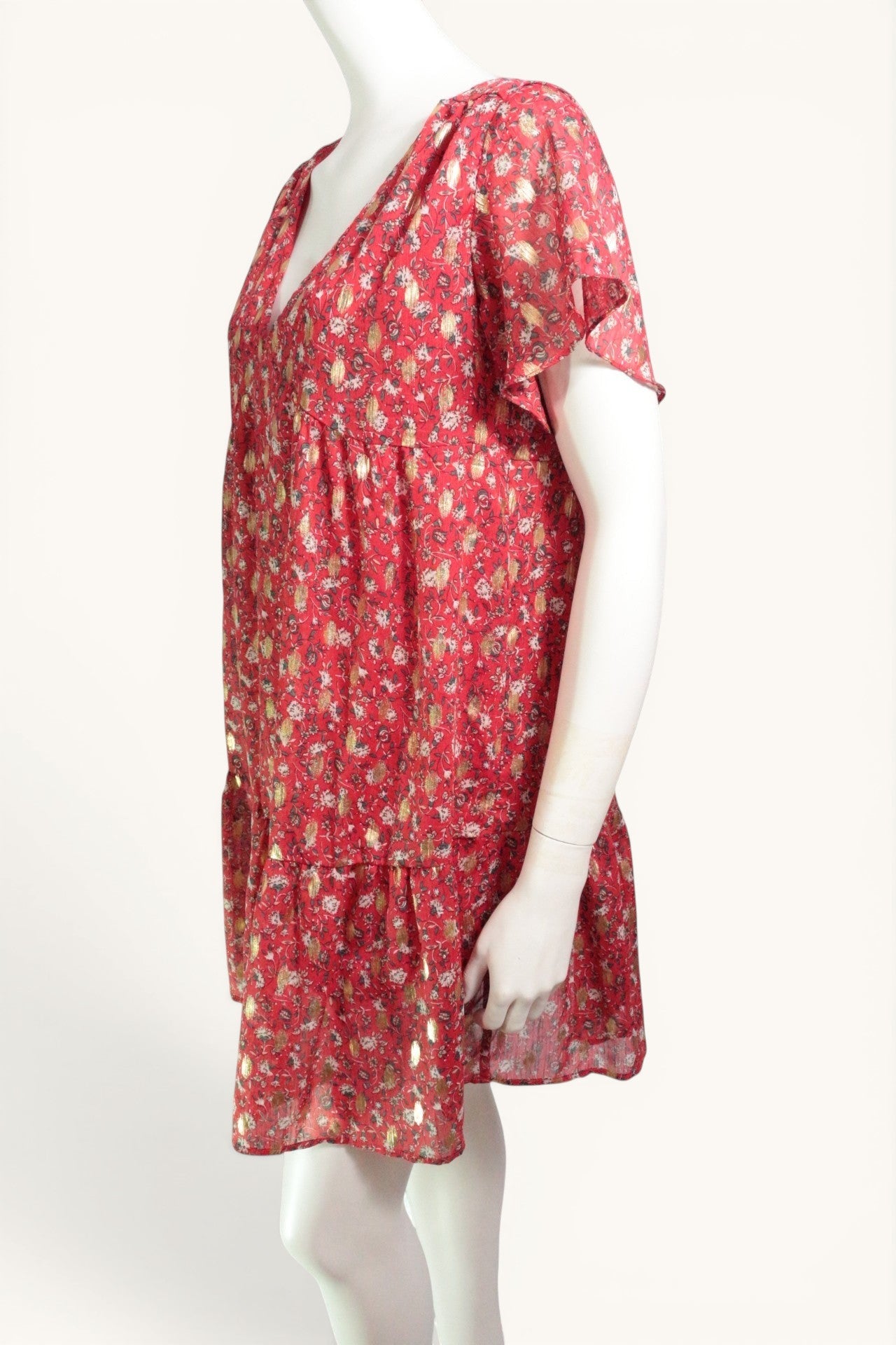 Robe courte Frippindealz Lili & Lala rouge à motifs dorés, col en V et manches courtes fluides sur mannequin