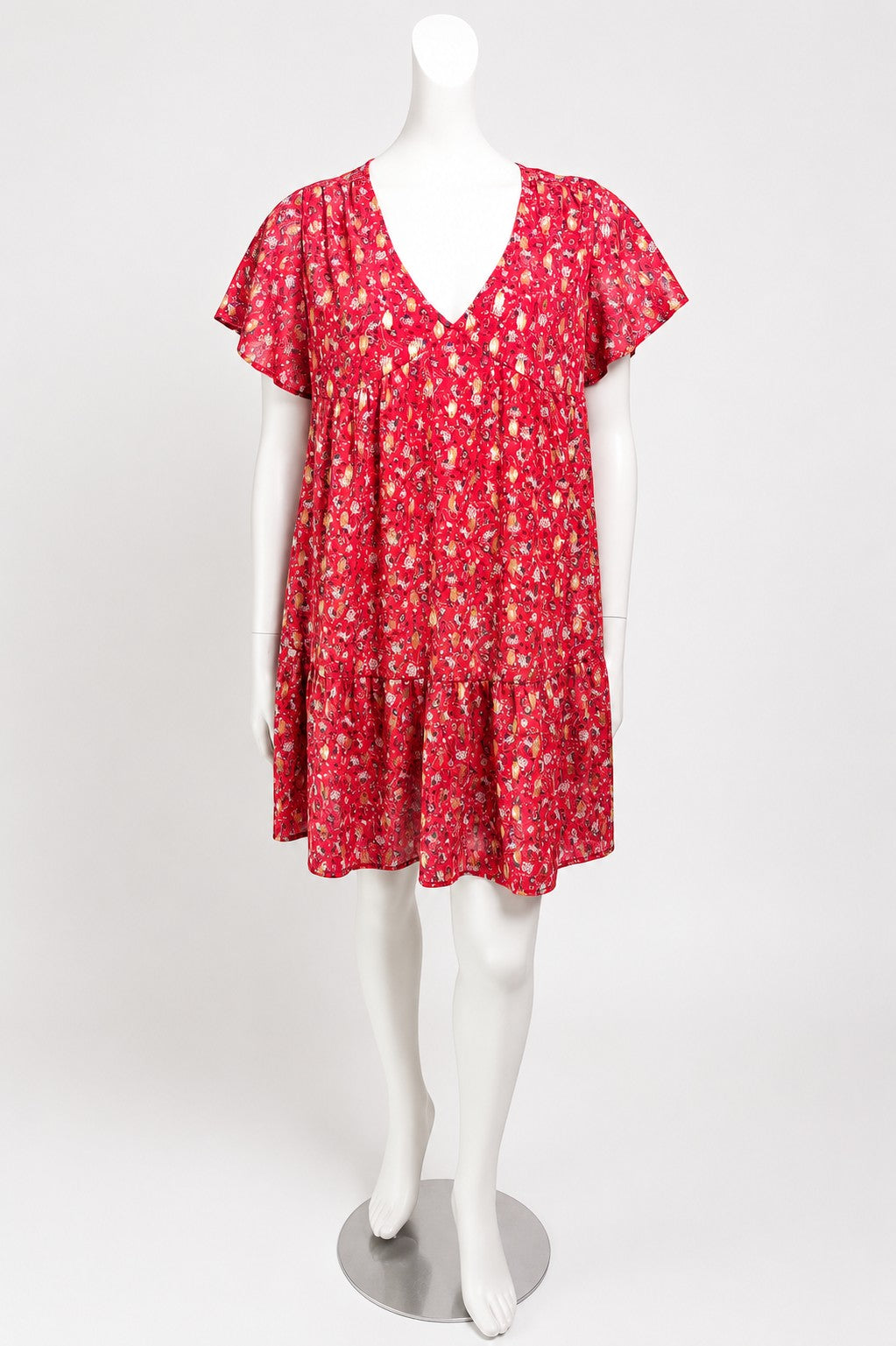 Robe courte Frippindealz Lili & Lala rouge à motifs dorés, col en V et manches courtes évasées sur mannequin