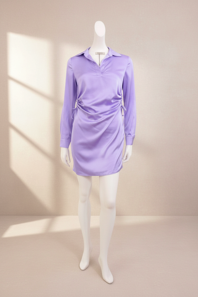 Robe courte Rinascimento en satin lavande avec col chemise et détails froncés sur les côtés, vendue par Frippindealz