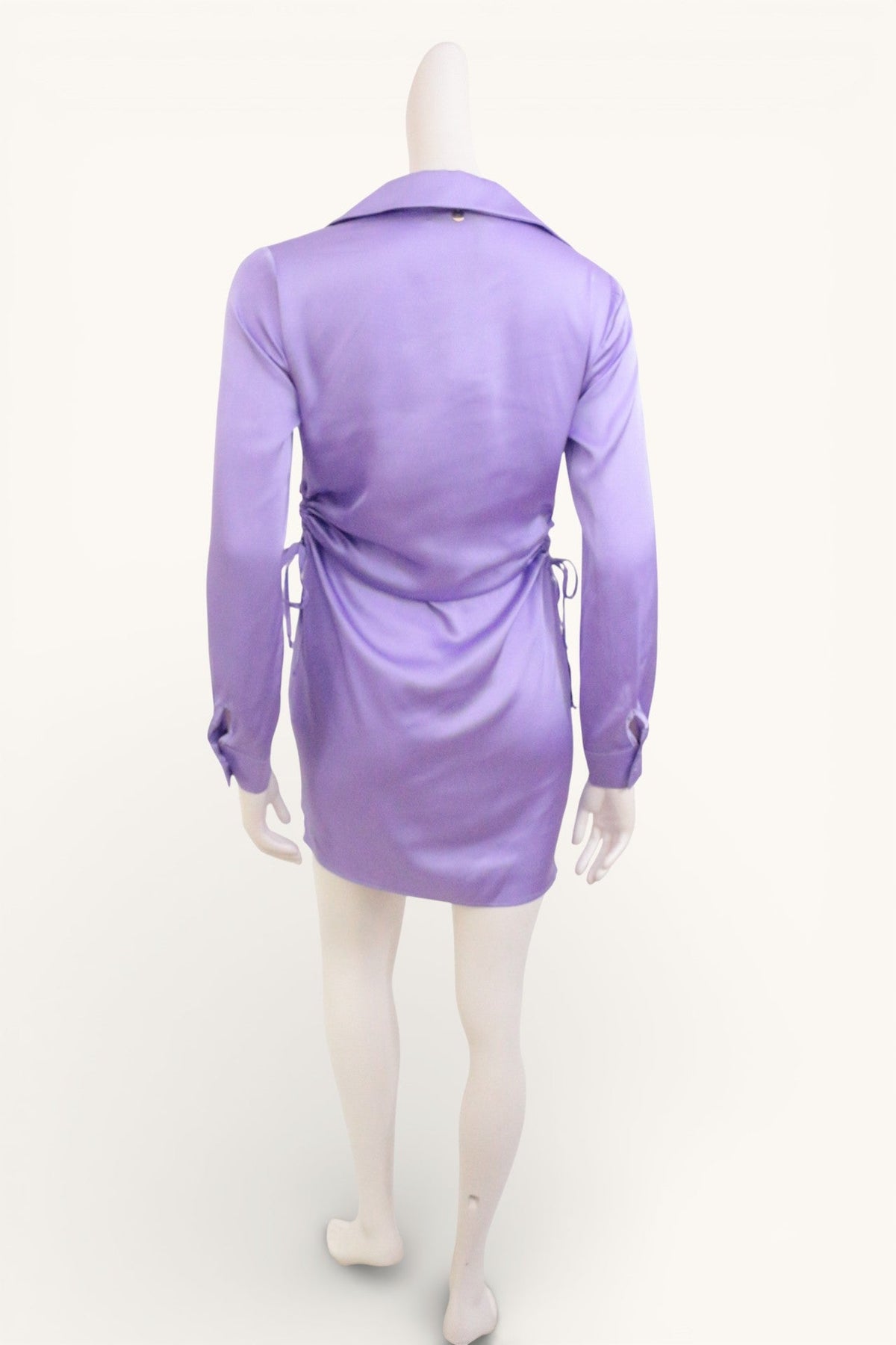 Vue arrière de la robe courte satinée lavande Frippindealz avec col chemise et liens de serrage latéraux