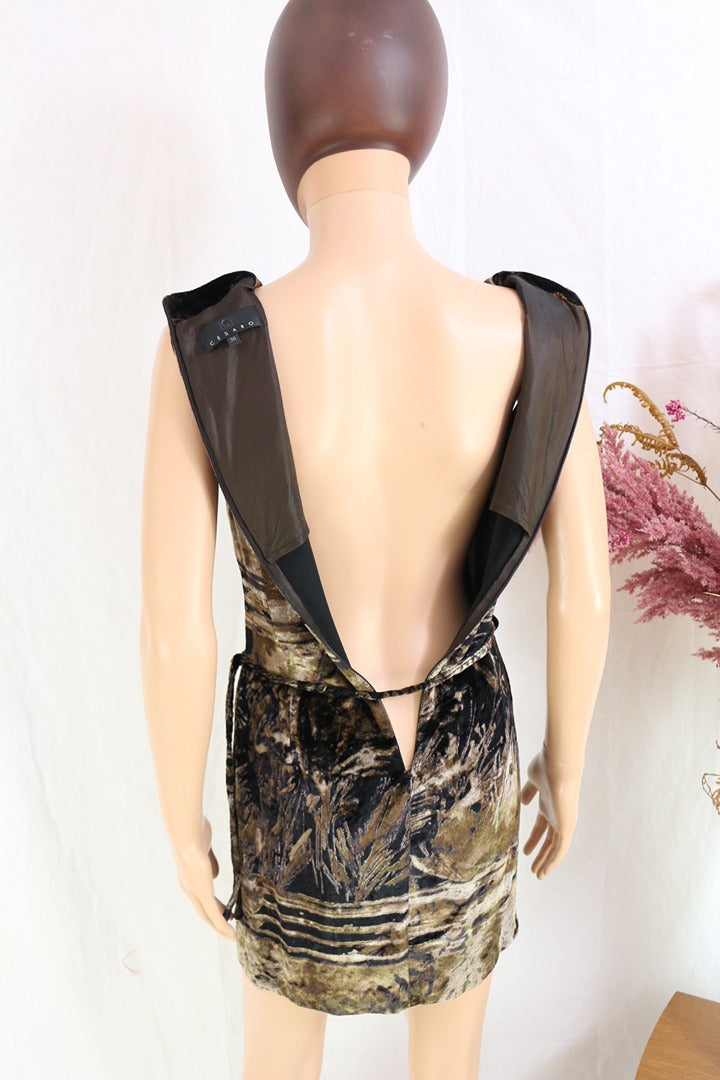 Mini robe Frippindealz Cesaro en velours dévoré marron et noir avec dos nu et col en V sur mannequin