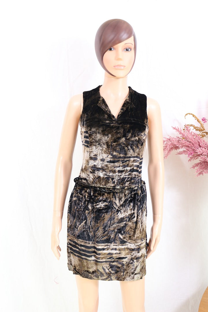 Mini robe Frippindealz Cesaro en velours dévoré marron et noir, sans manches avec col en V sur mannequin.
