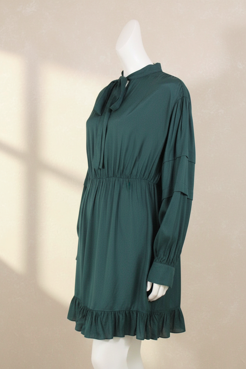 Robe courte verte Frippindealz en viscose satinée avec col lavallière et bas volanté sur mannequin