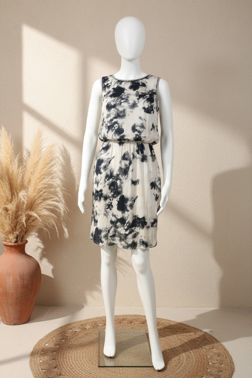 Robe courte Frippindealz Vila en polyester noir et blanc avec imprimé abstrait, sans manches et détails perlés