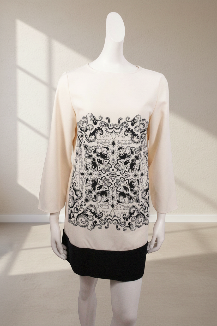 Robe courte Zara Frippindealz beige et noire avec motif cachemire central sur mannequin