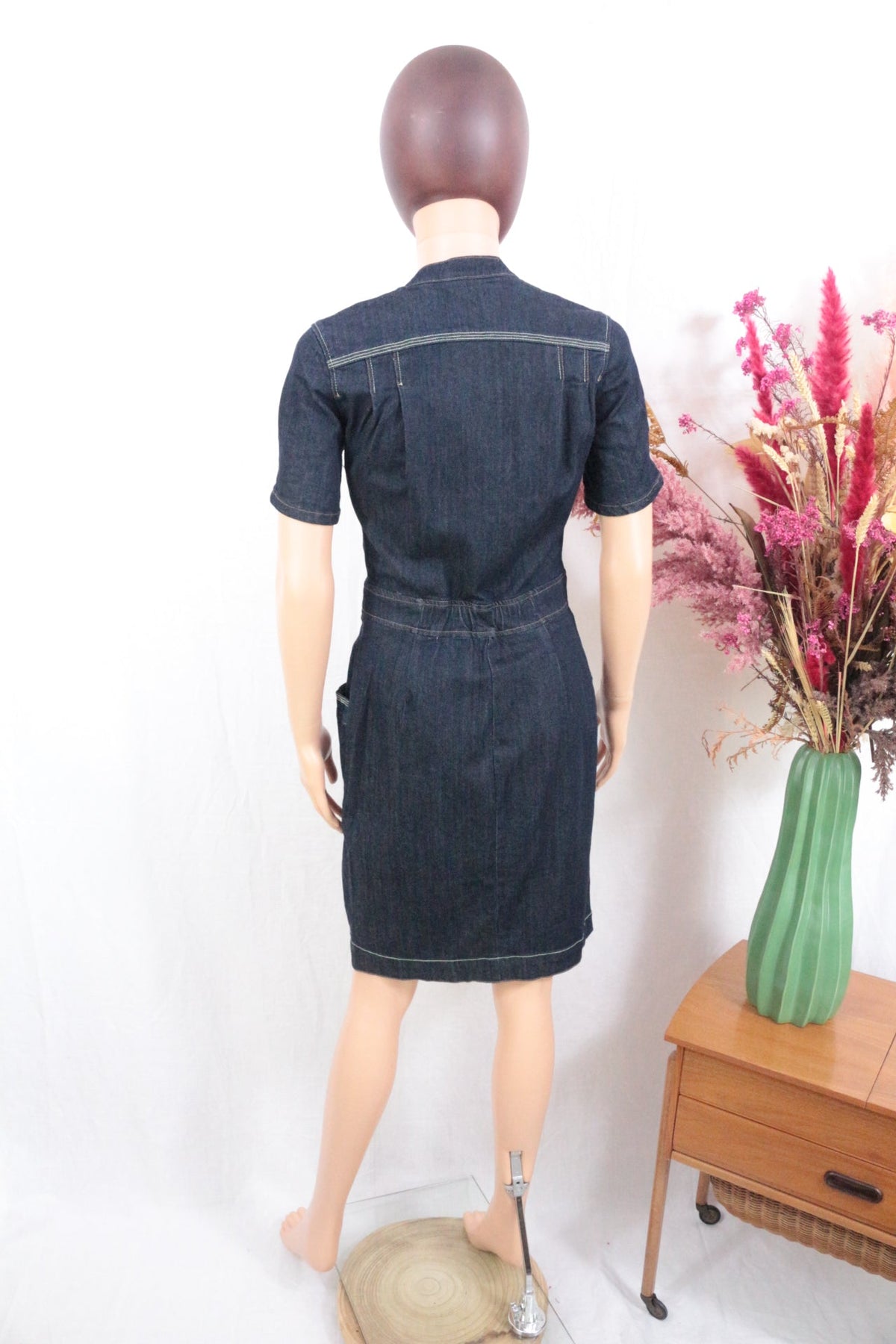 Robe courte en denim bleu foncé Mango vendue par Frippindealz, vue de dos sur mannequin avec surpiqûres apparentes.