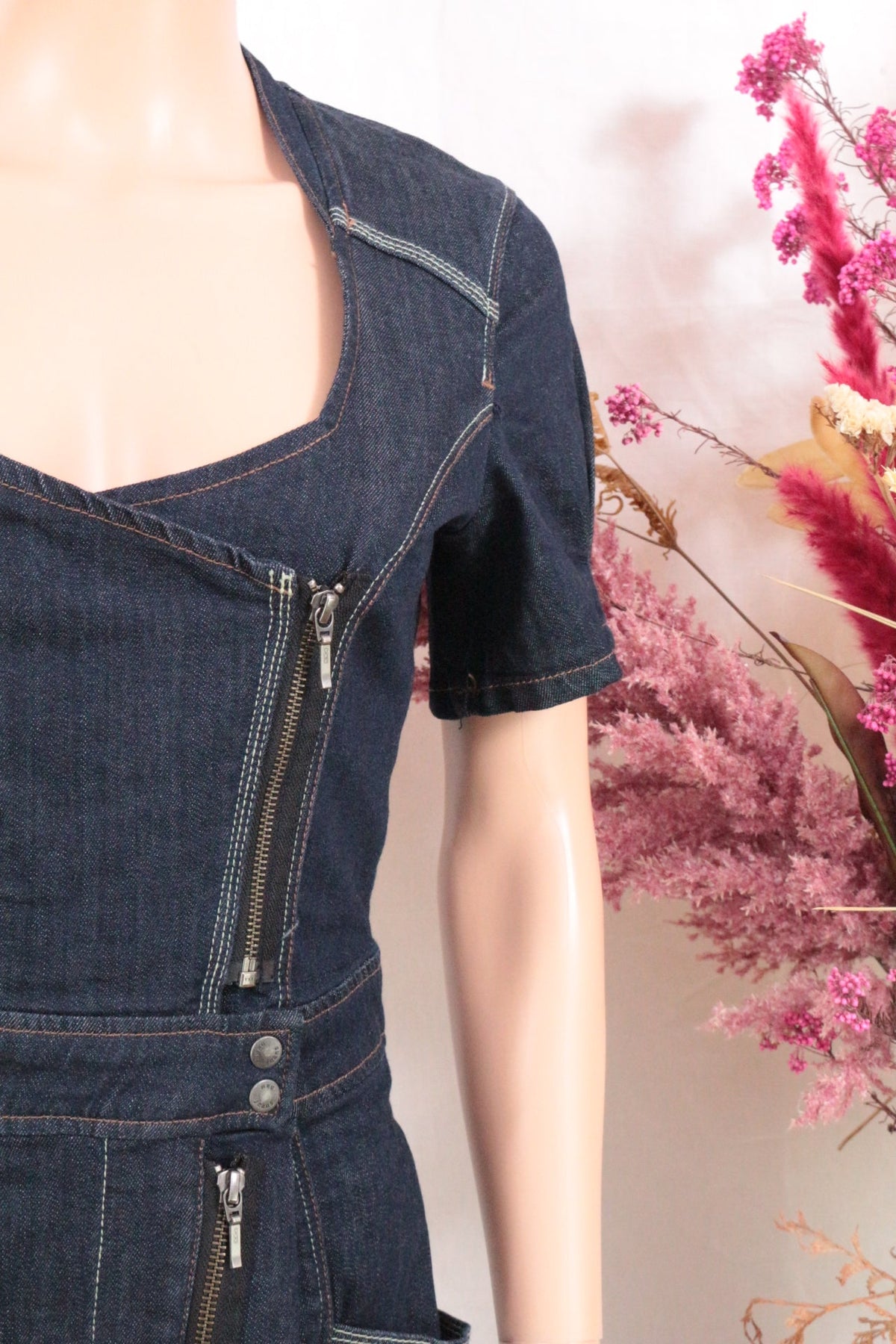 Robe courte en denim bleu foncé Frippindealz avec fermeture zippée asymétrique et surpiqûres contrastantes