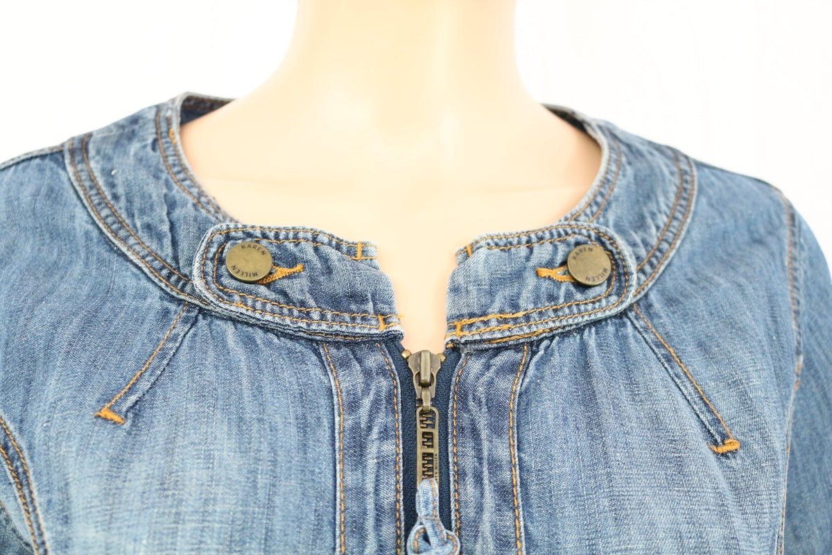 Gros plan sur le col zippé d'une robe en denim bleu Karen Millen avec boutons gravés, vendue par Frippindealz