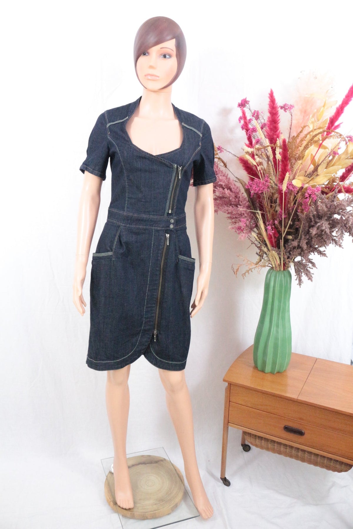 Robe Mango en denim bleu par Frippindealz avec fermeture zippée asymétrique, manches courtes et poches latérales.