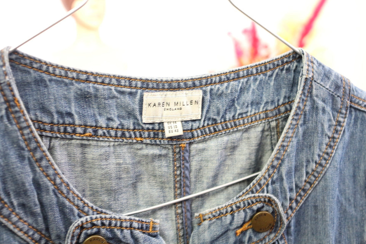 Gros plan sur l'étiquette de la robe en denim bleu Frippindealz Karen Millen avec coutures contrastantes