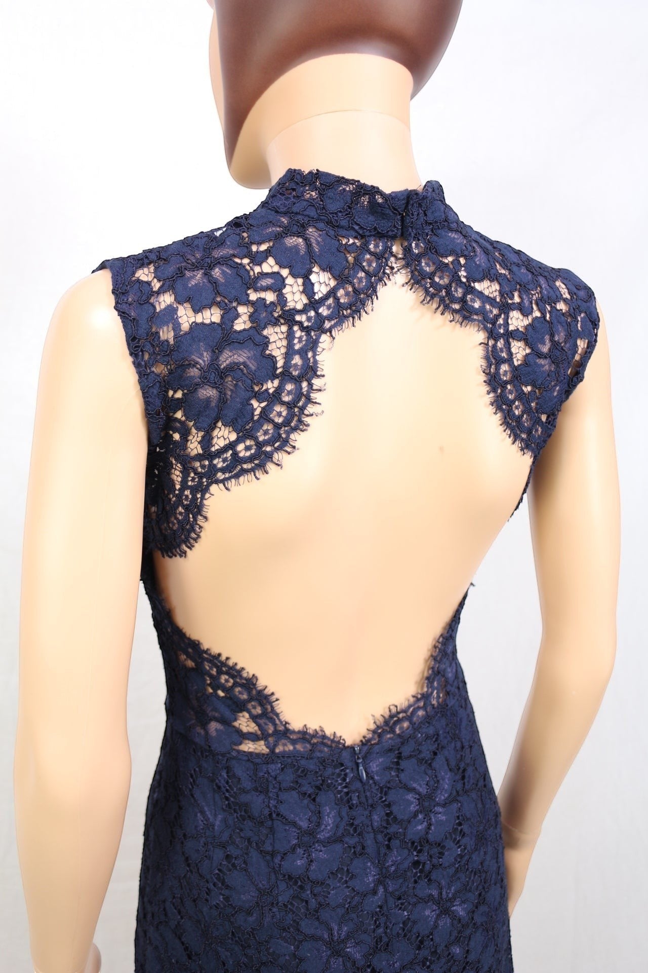 Frippindealz Robe mi-longue Sandro en dentelle bleu marine, sans manches, dos nu, col montant, idéale pour soirées.