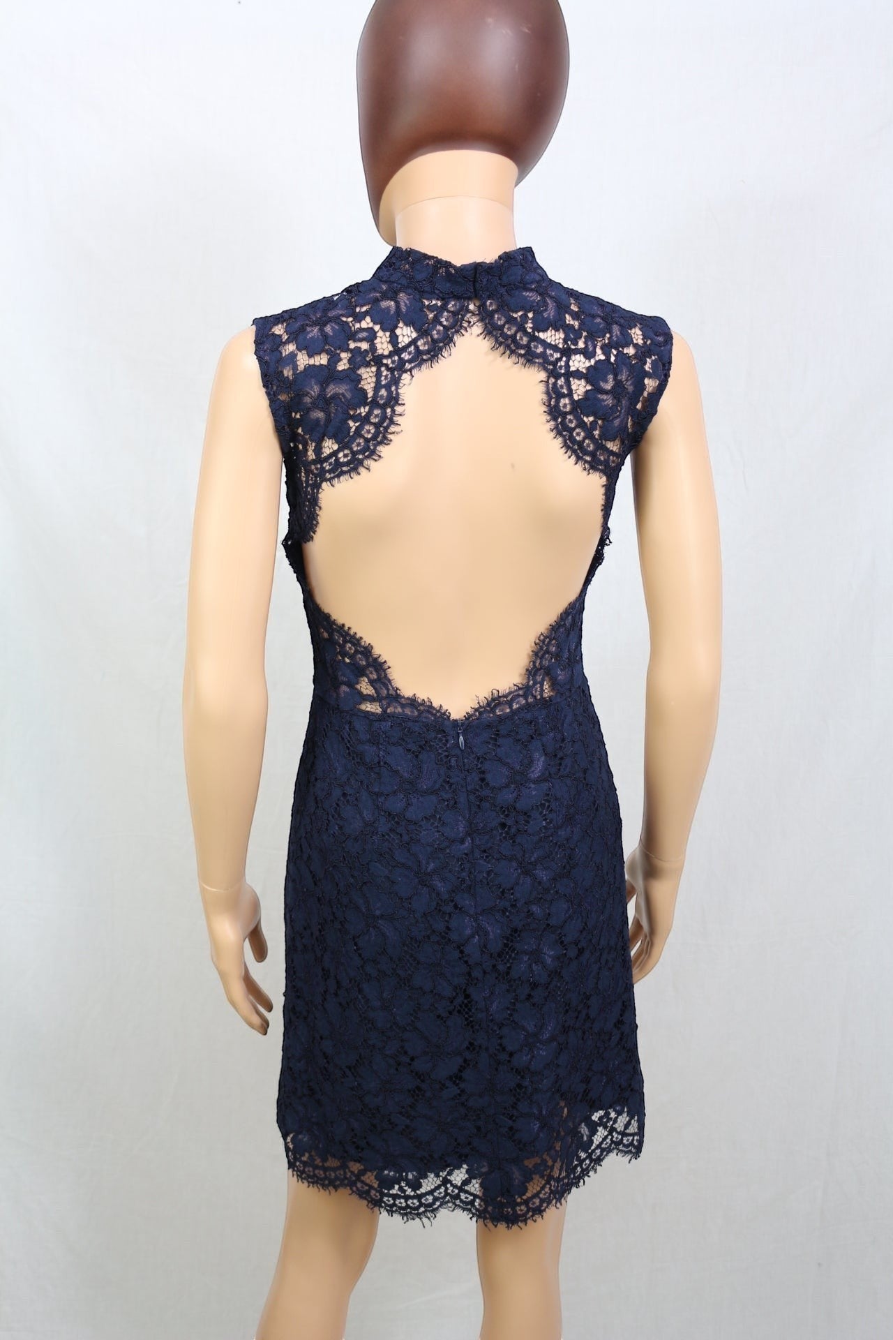 Robe Sandro mi-longue en dentelle bleu marine, sans manches, dos nu, idéale pour soirées.