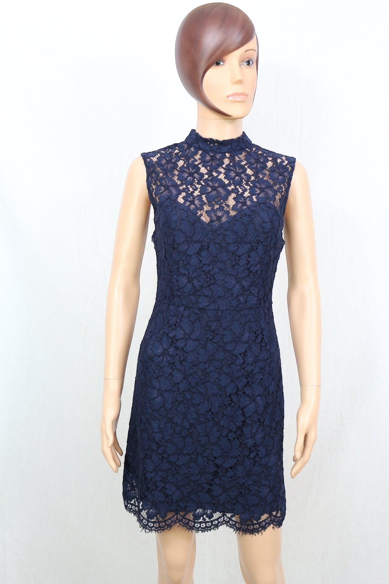 Frippindealz Robe Sandro mi-longue en dentelle bleu marine sans manches, col montant, idéale pour soirées.