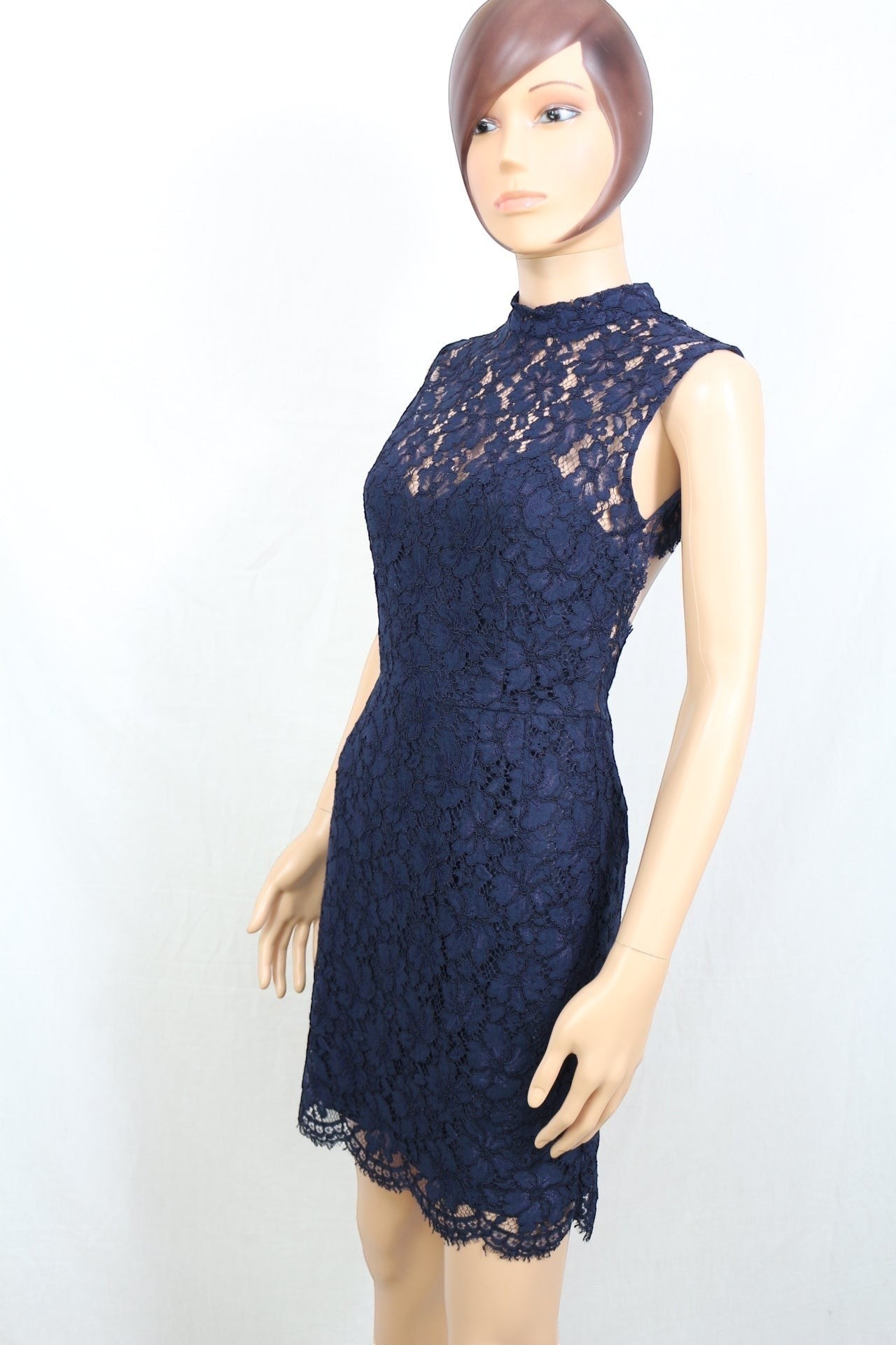 Frippindealz Robe mi-longue Sandro en dentelle bleu marine sans manches, col montant, ourlet festonné.