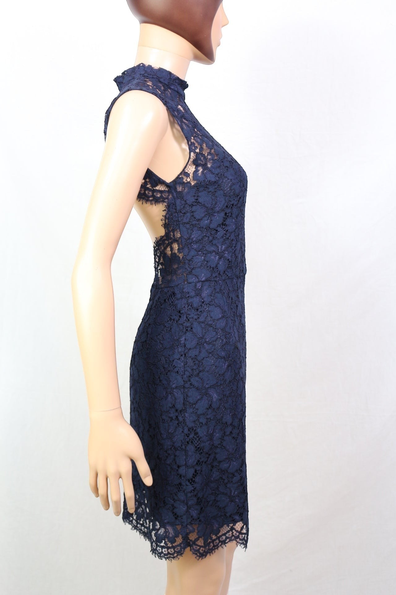 Frippindealz Robe mi-longue Sandro en dentelle bleu marine sans manches, col montant, dos nu, ourlet festonné.