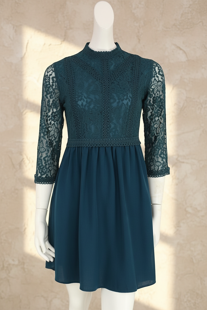 Robe de soirée Frippindealz Molly Bracken vert émeraude en dentelle florale avec col montant et manches trois-quarts
