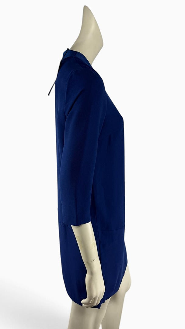 Robe droite Frippindealz bleu cobalt en polyester avec col en V et manches trois quarts sur mannequin