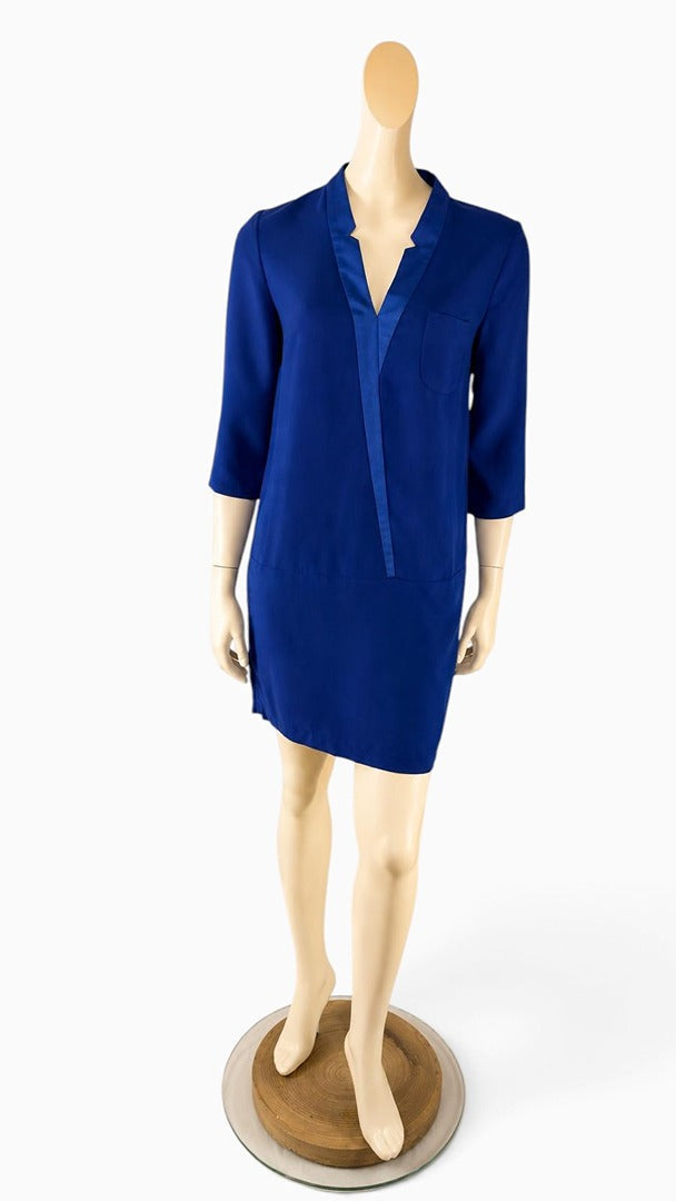 Robe droite Frippindealz bleu cobalt en polyester avec col en V, manches trois quarts et poche poitrine