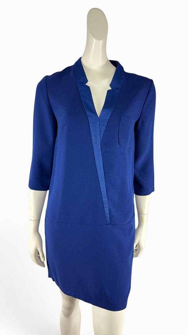 Robe droite Frippindealz bleu cobalt en polyester avec col en V et manches trois quarts sur mannequin