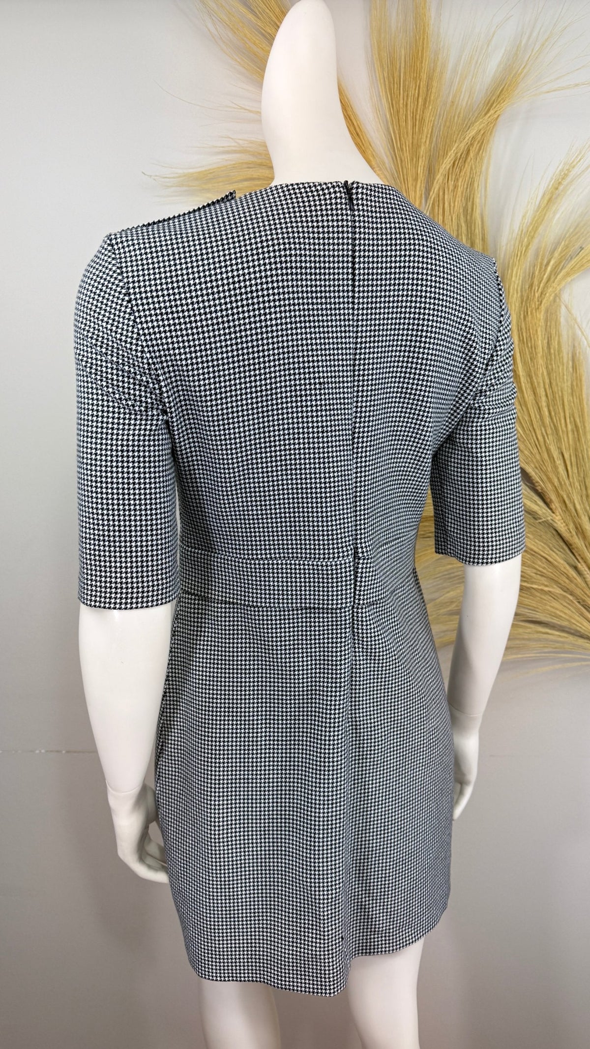 Robe droite Frippindealz à motif pied-de-poule noir et blanc avec manches mi-longues et fermeture zippée au dos