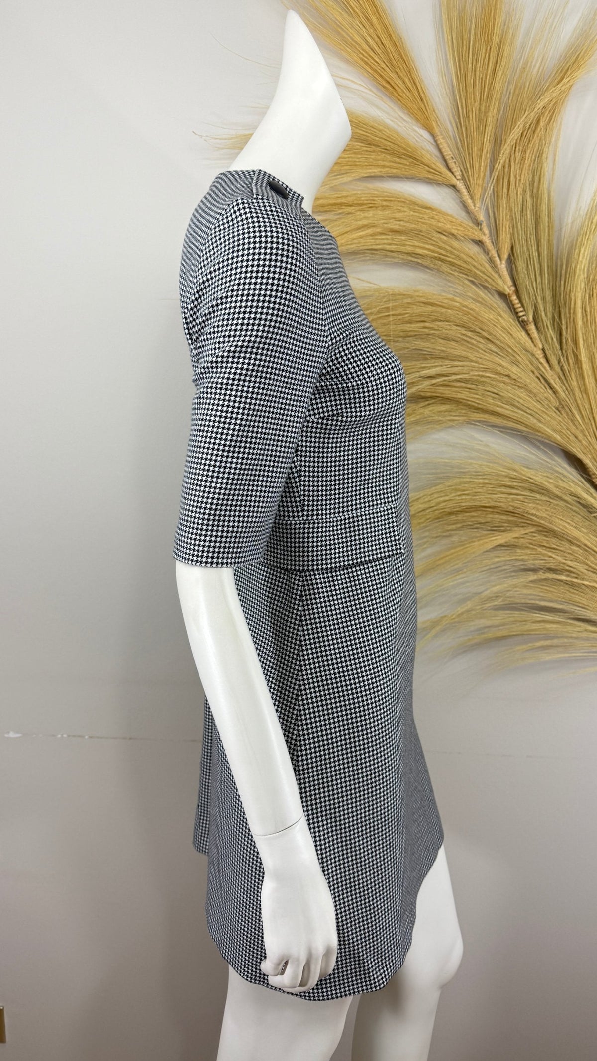 Robe droite Frippindealz à motif pied-de-poule noir et blanc avec manches mi-longues sur mannequin