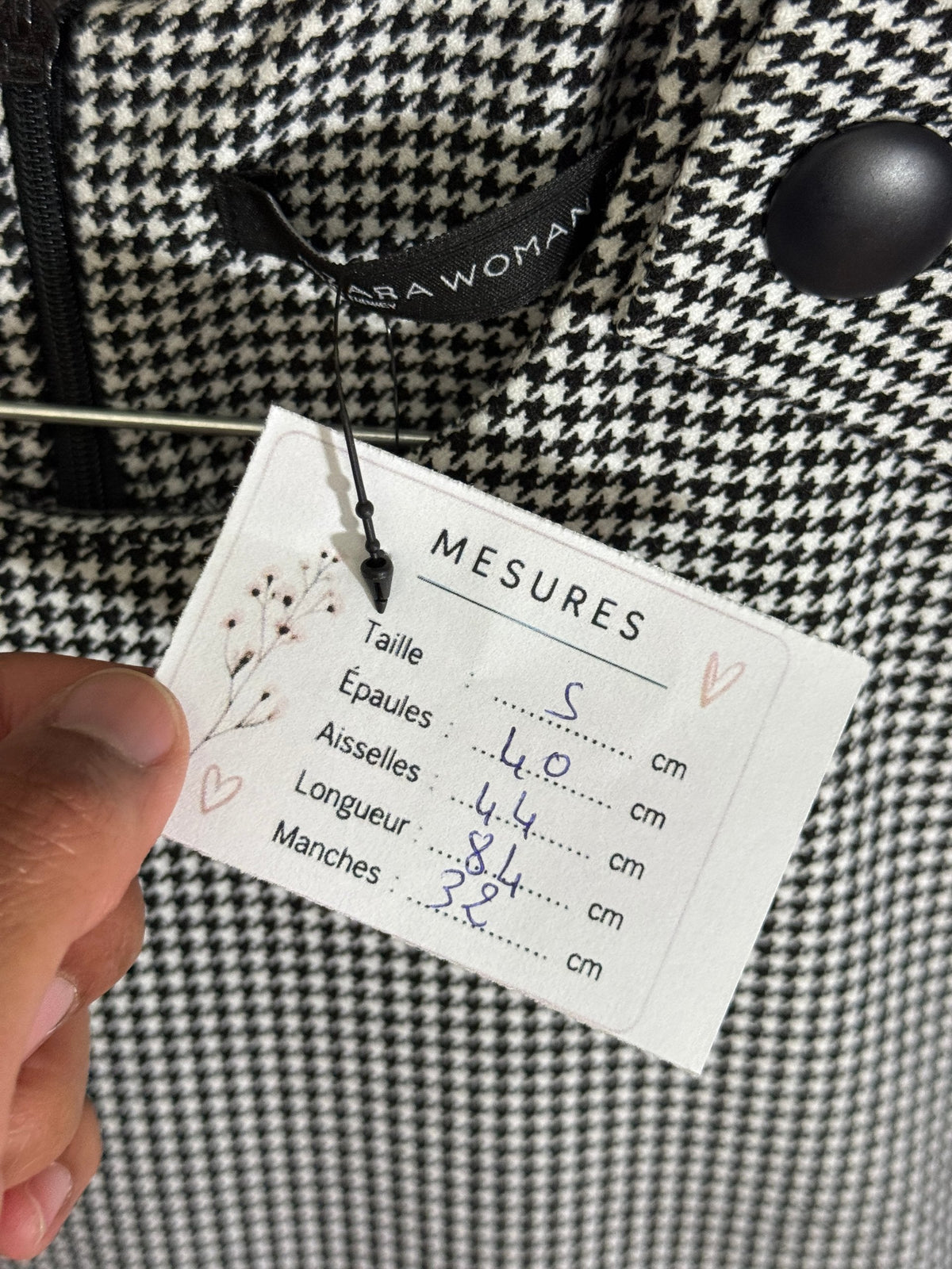 Robe droite Frippindealz à motif pied-de-poule noir et blanc avec boutons décoratifs sur les épaules
