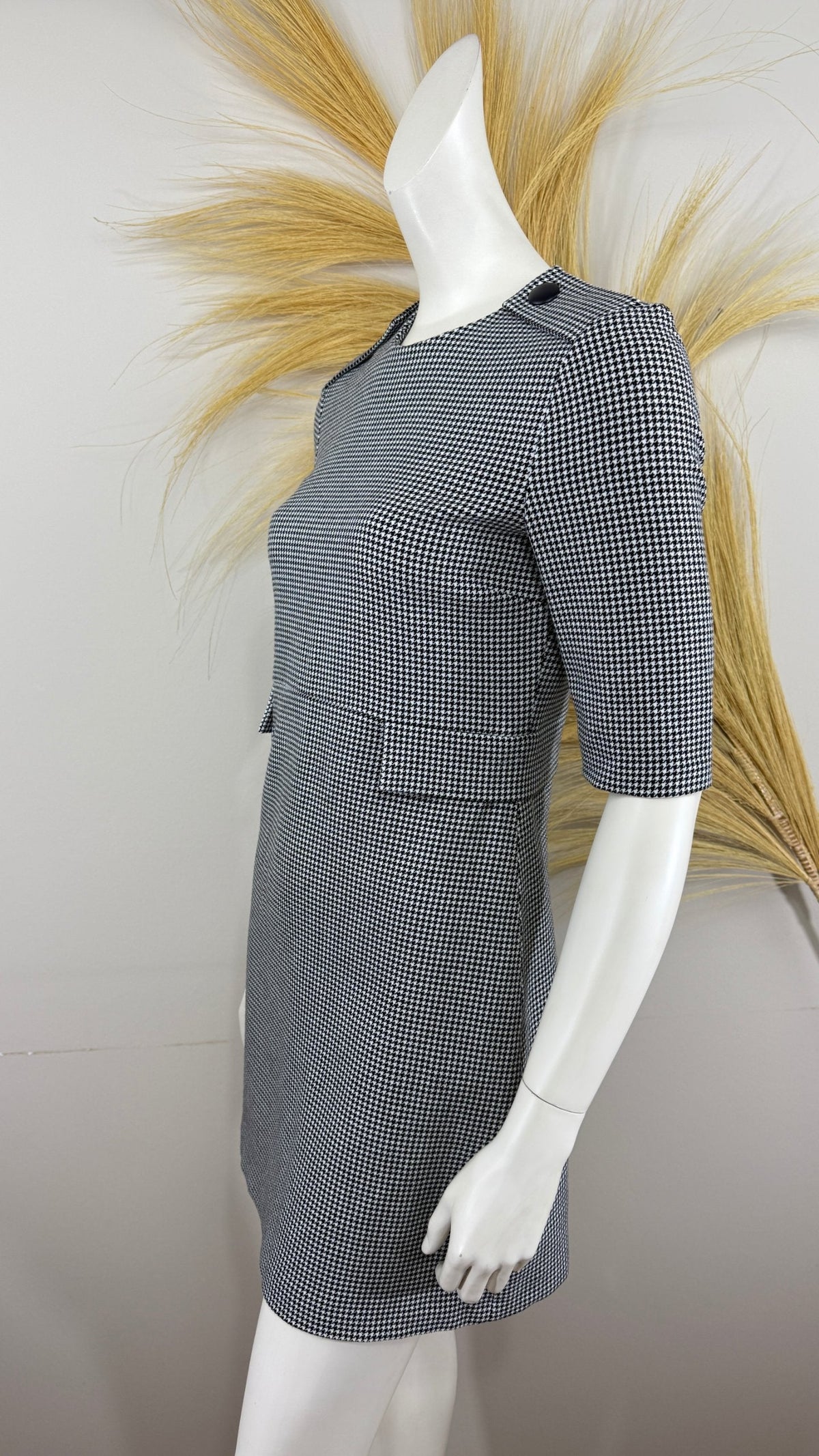Robe droite Frippindealz à motif pied-de-poule noir et blanc avec boutons décoratifs aux épaules et manches mi-longues