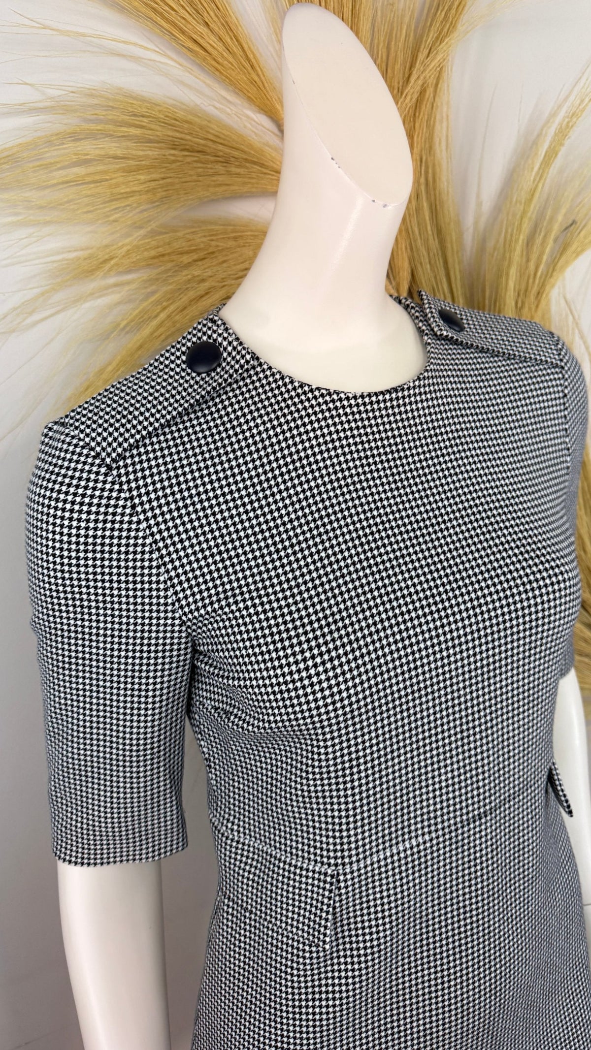 Robe droite Frippindealz à motif pied-de-poule noir et blanc avec boutons décoratifs noirs sur les épaules