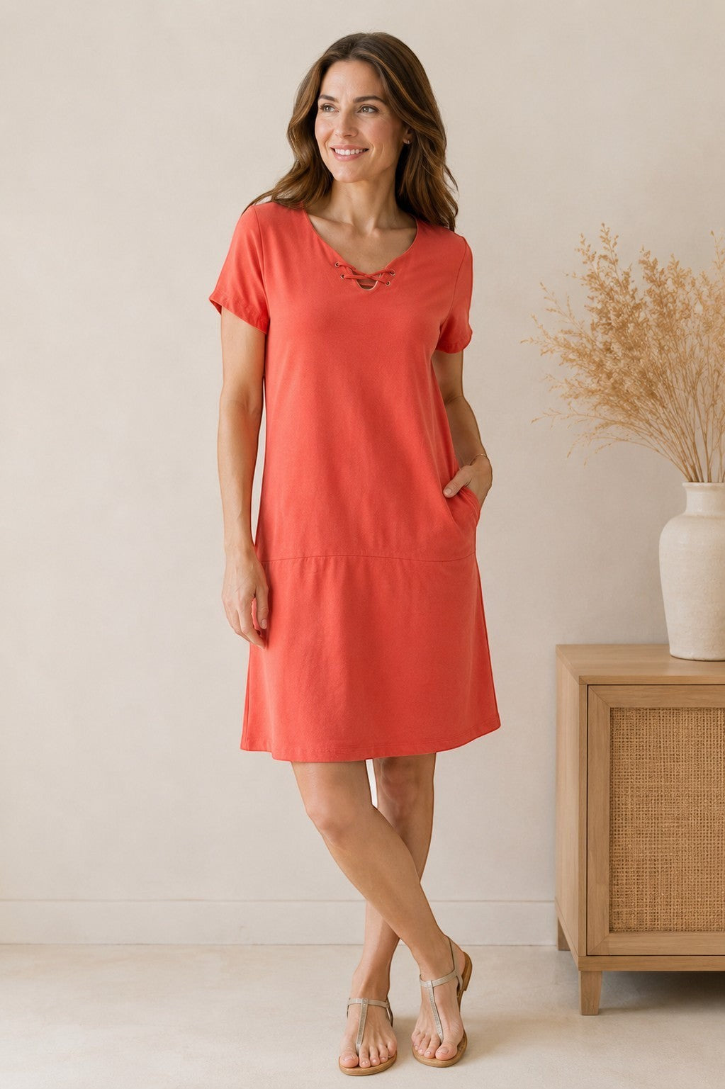 Frippindealz Robe d'été corail à manches courtes, col en V avec laçage, poches latérales, coupe évasée.