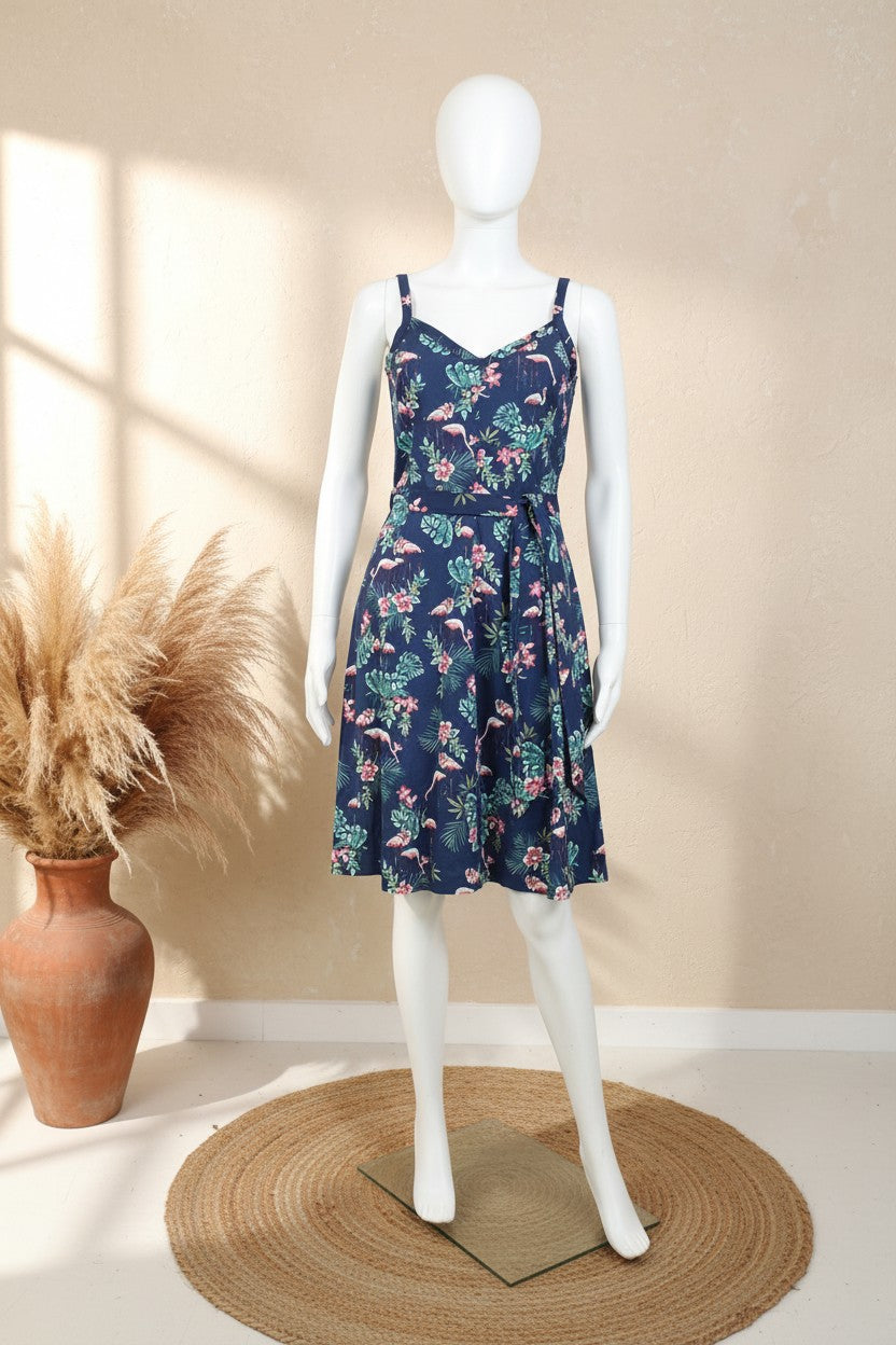 Robe d'été Frippindealz Esprit bleue à bretelles fines, décolleté en V et imprimé tropical flamants roses