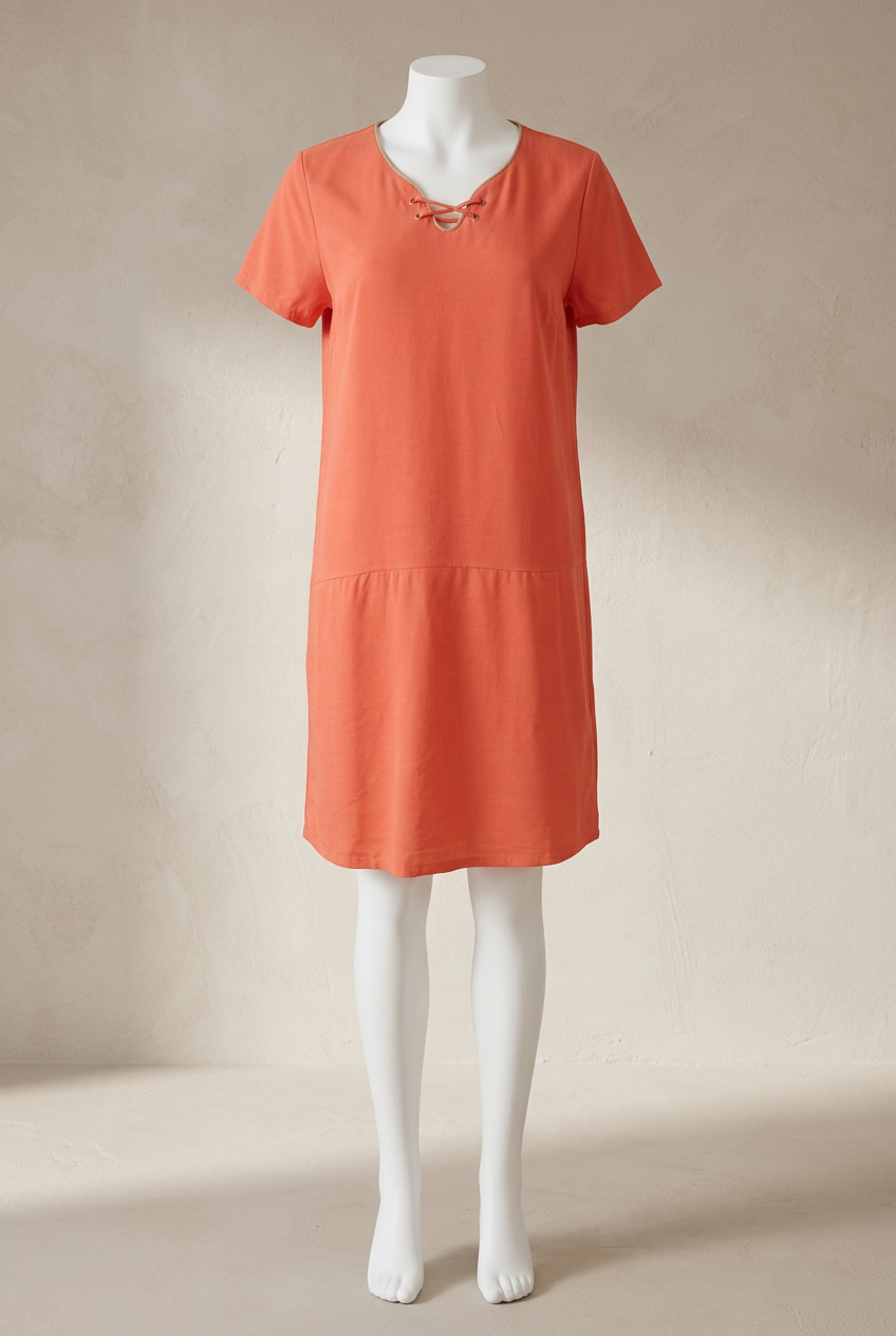 Robe d'été Frippindealz orange à manches courtes, col en V avec laçage et coupe évasée sur mannequin