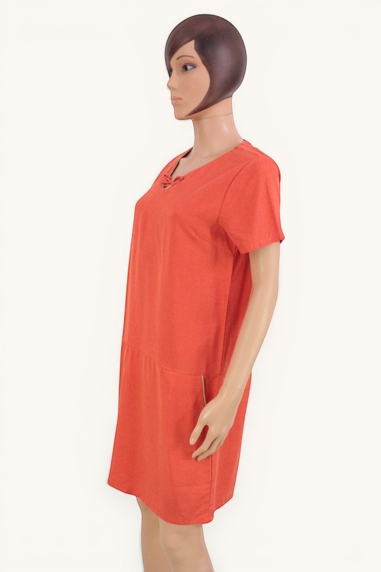 Robe d'été Frippindealz orange corail à manches courtes, col en V avec laçage, poches latérales, coupe évasée.