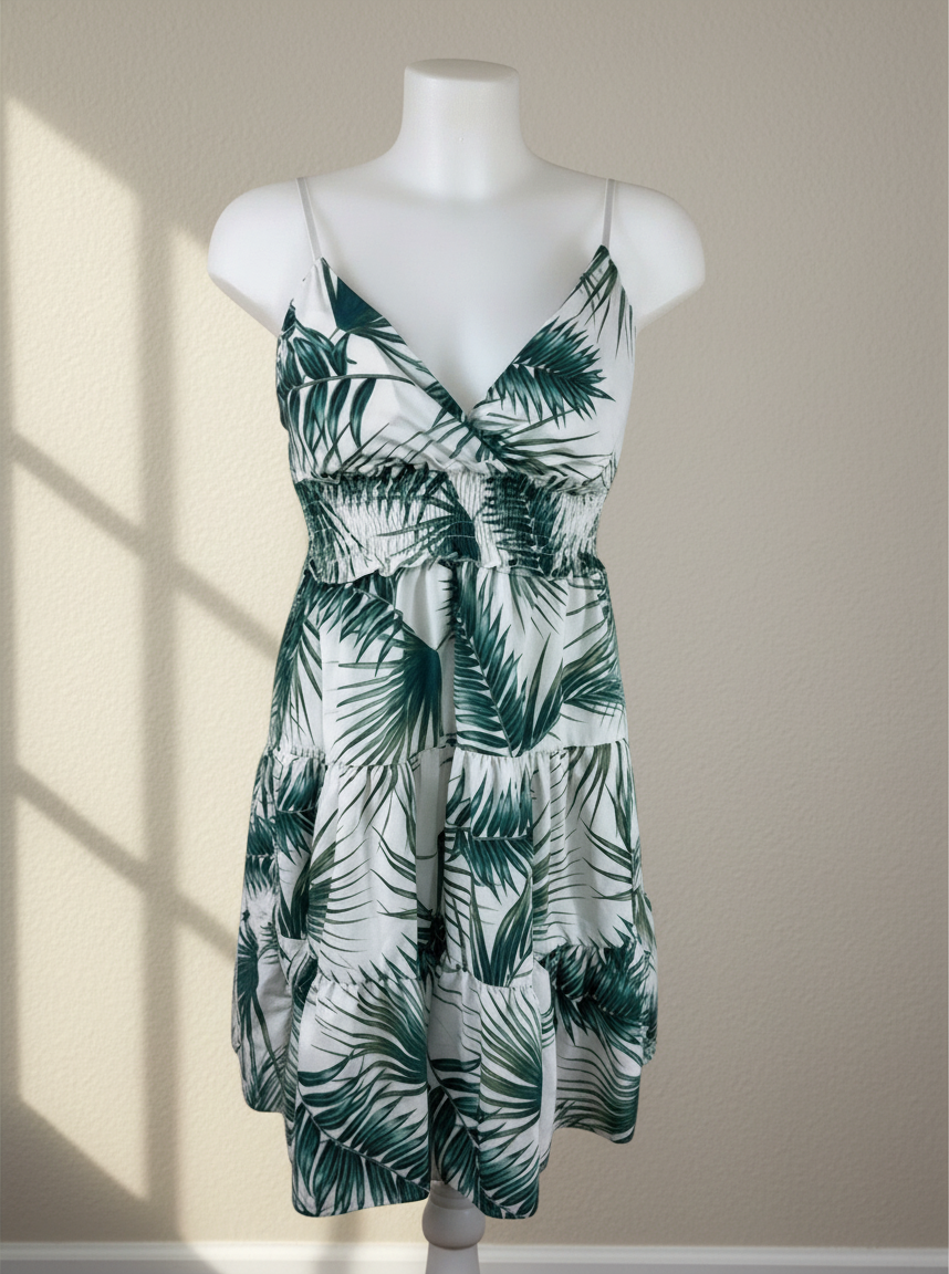 Robe d'été Frippindealz New Collection blanche à motif tropical vert, décolleté en V et jupe à volants fluides
