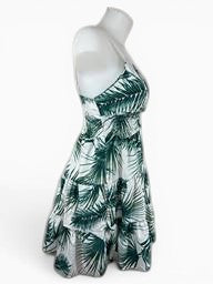 Robe d'été Frippindealz blanche à motif tropical vert, bretelles fines et jupe à volants fluides