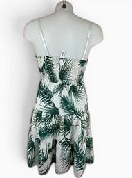 Vue arrière de la robe d'été Frippindealz blanche à motif tropical vert avec bretelles fines et dos froncé