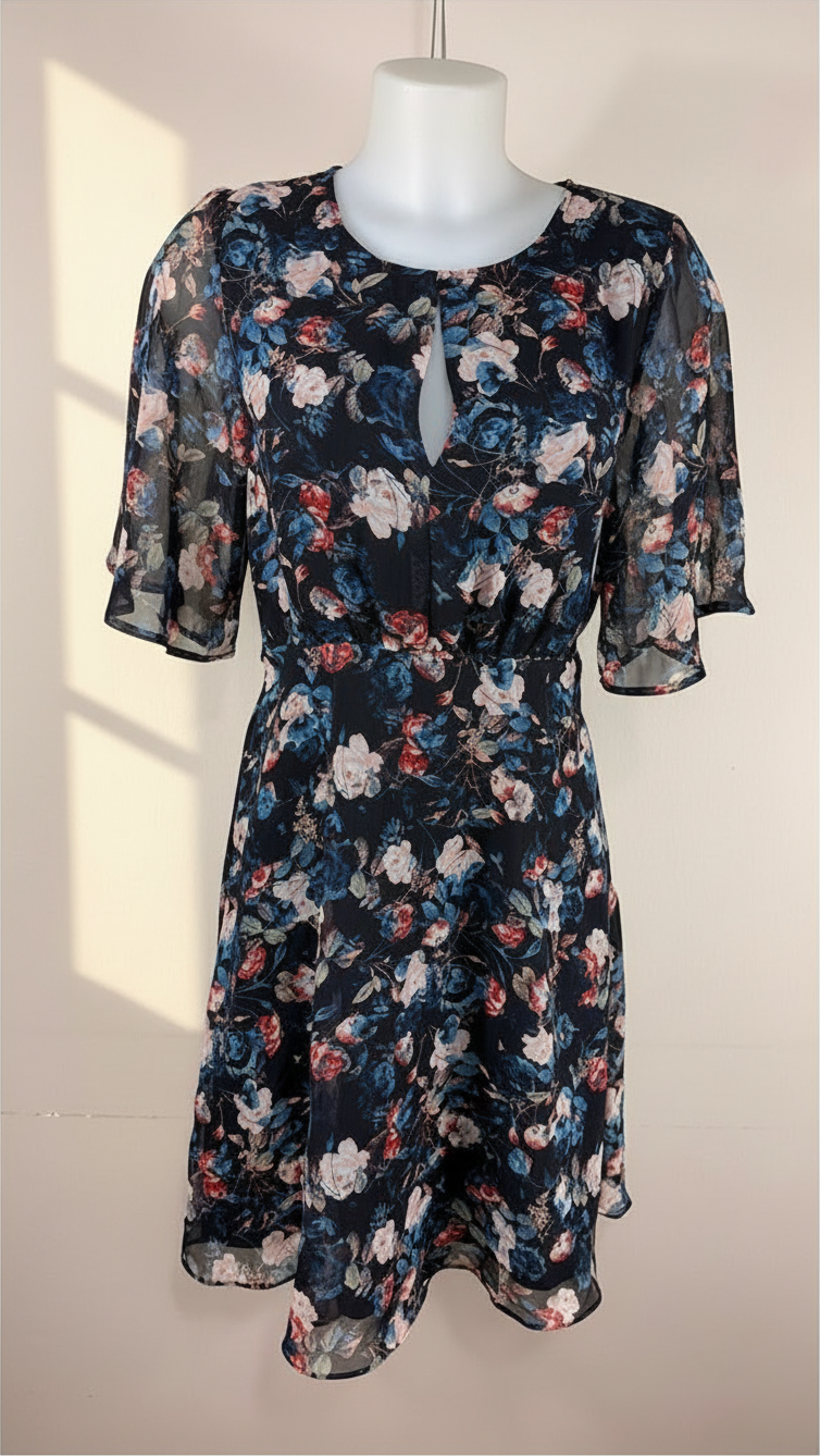 Robe d'été Frippindealz Cubus bleu marine à motifs floraux, manches courtes évasées et ouverture goutte d'eau