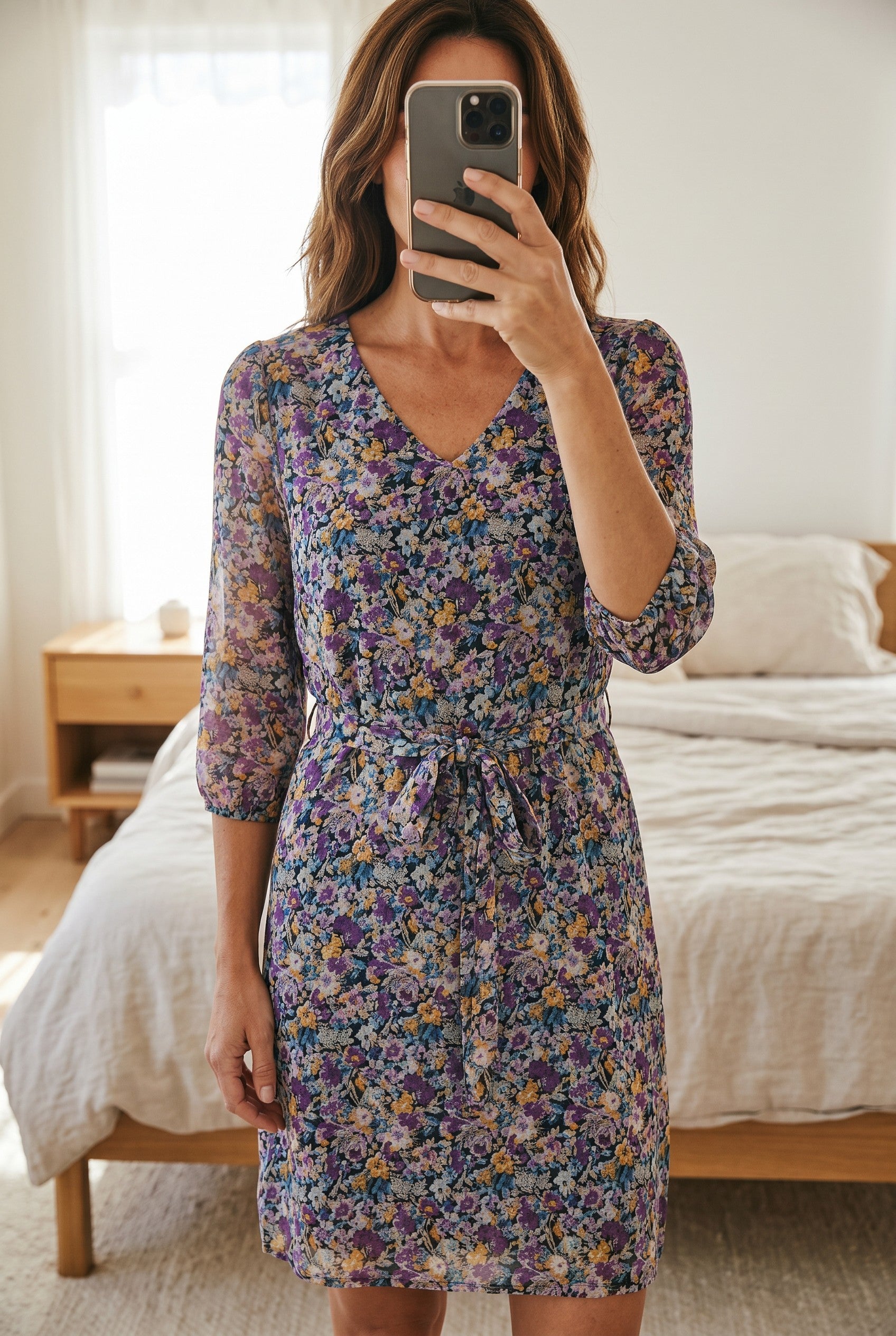 Frippindealz Robe mi-longue violette et noire à imprimé floral, manches 3/4, ceinture à nouer, en polyester fluide.