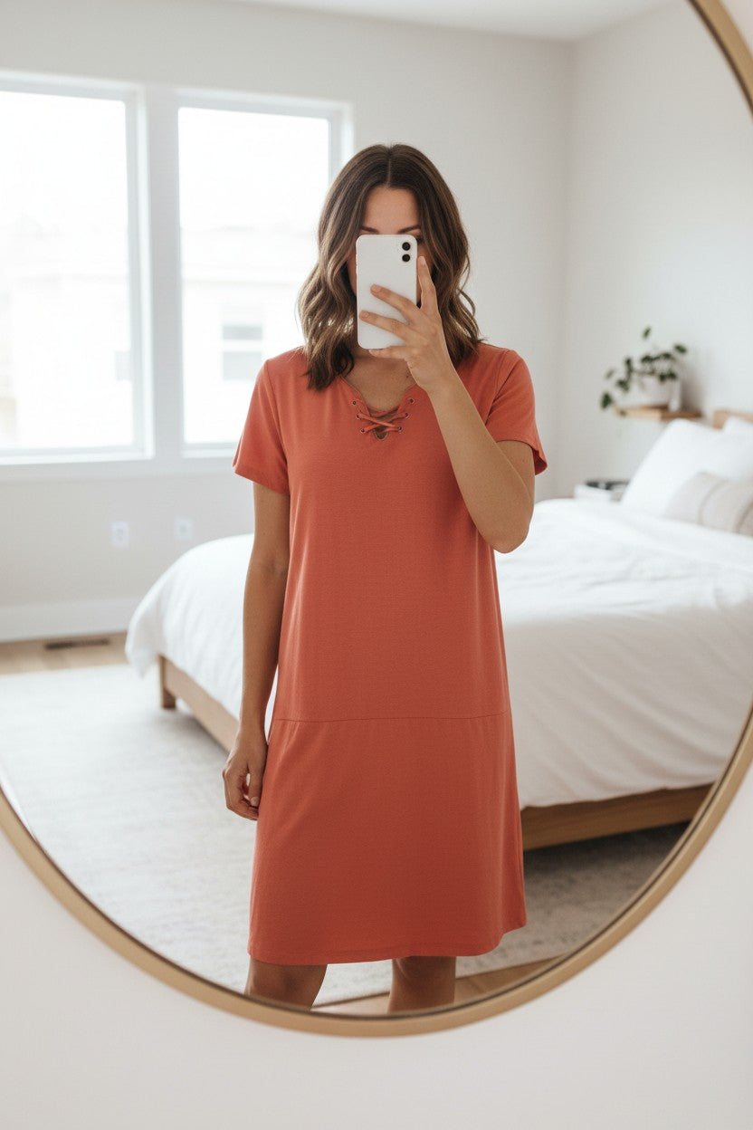 Robe Gérard Pasquier en coton orange vif avec laçage à l'encolure. Coupe casual chic.