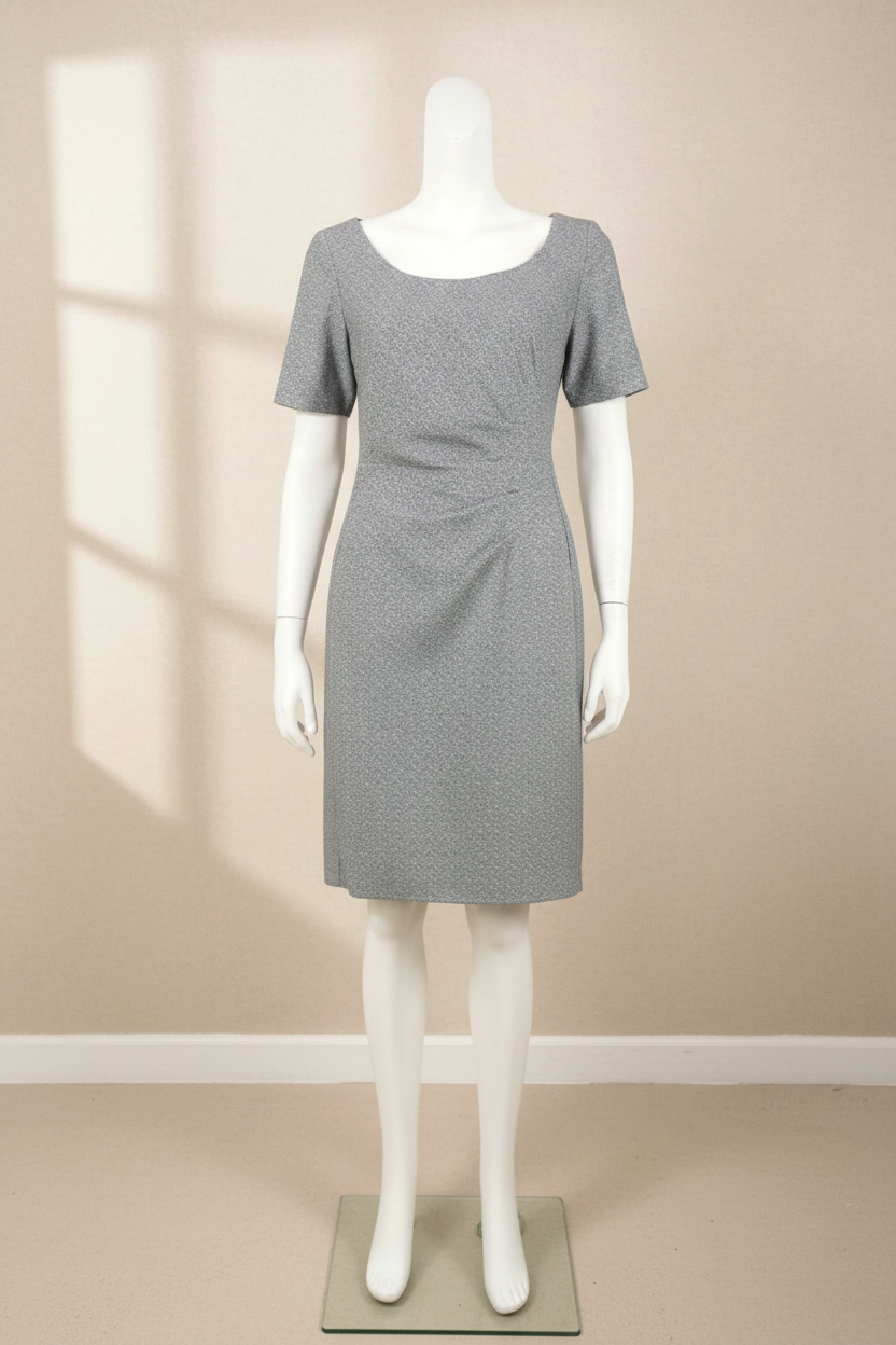 Robe grise ajustée Frippindealz en coton et polyester avec drapé subtil sur mannequin