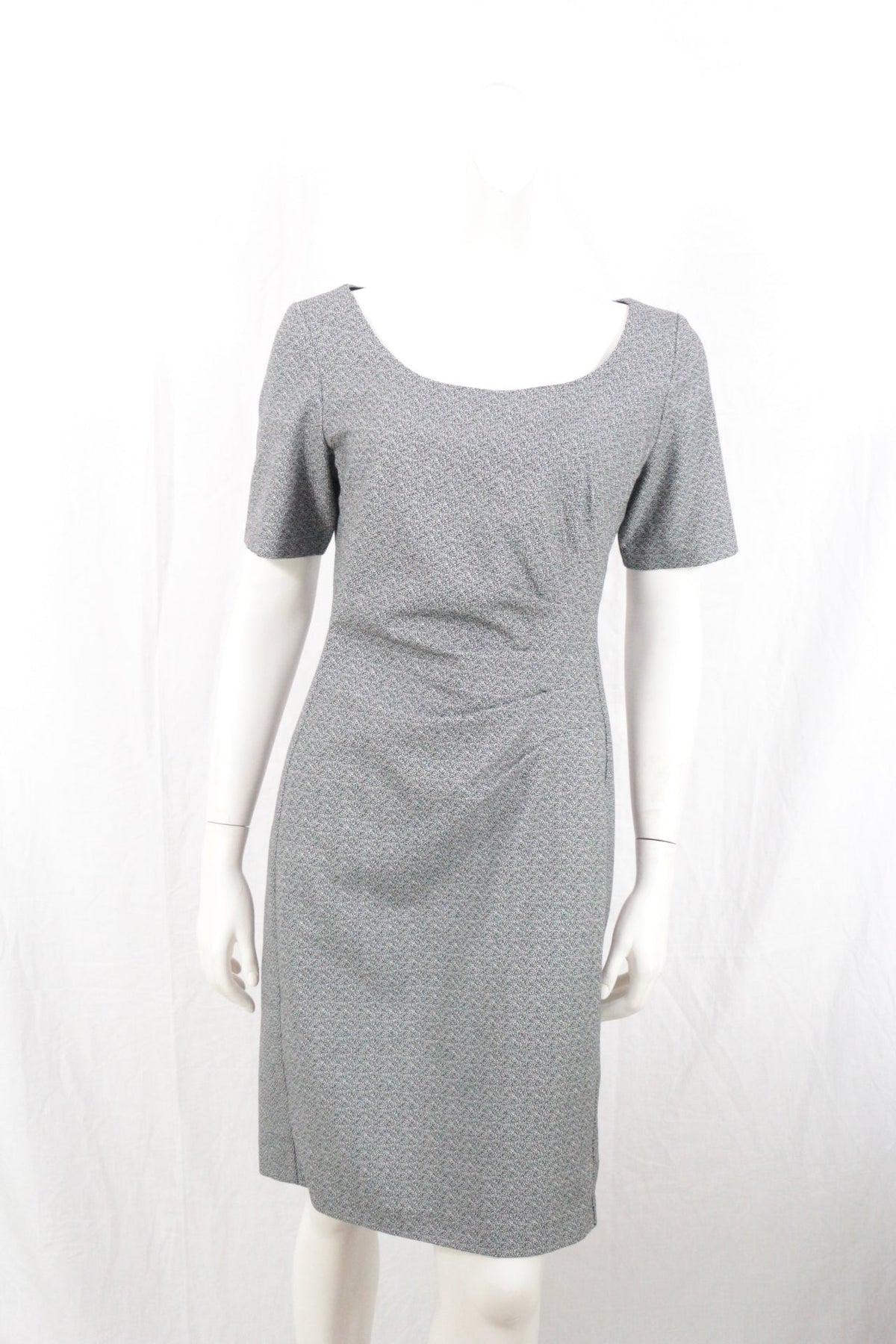 Robe grise ajustée Frippindealz en coton et polyester avec drapé subtil et encolure arrondie sur mannequin