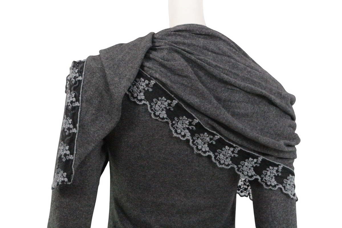 Robe grise Frippindealz en maille douce avec détails en dentelle noire sur l'épaule, vue de dos sur mannequin