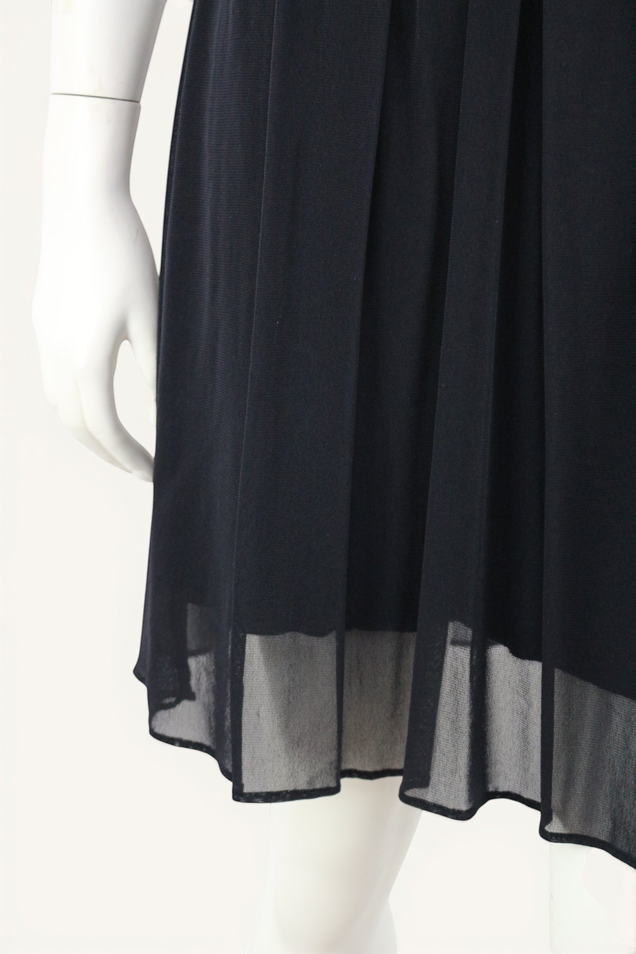 Robe noire Guess fluide en mousseline, taille S, avec détails bijoux aux épaules. Idéale pour soirée ou cocktail.
