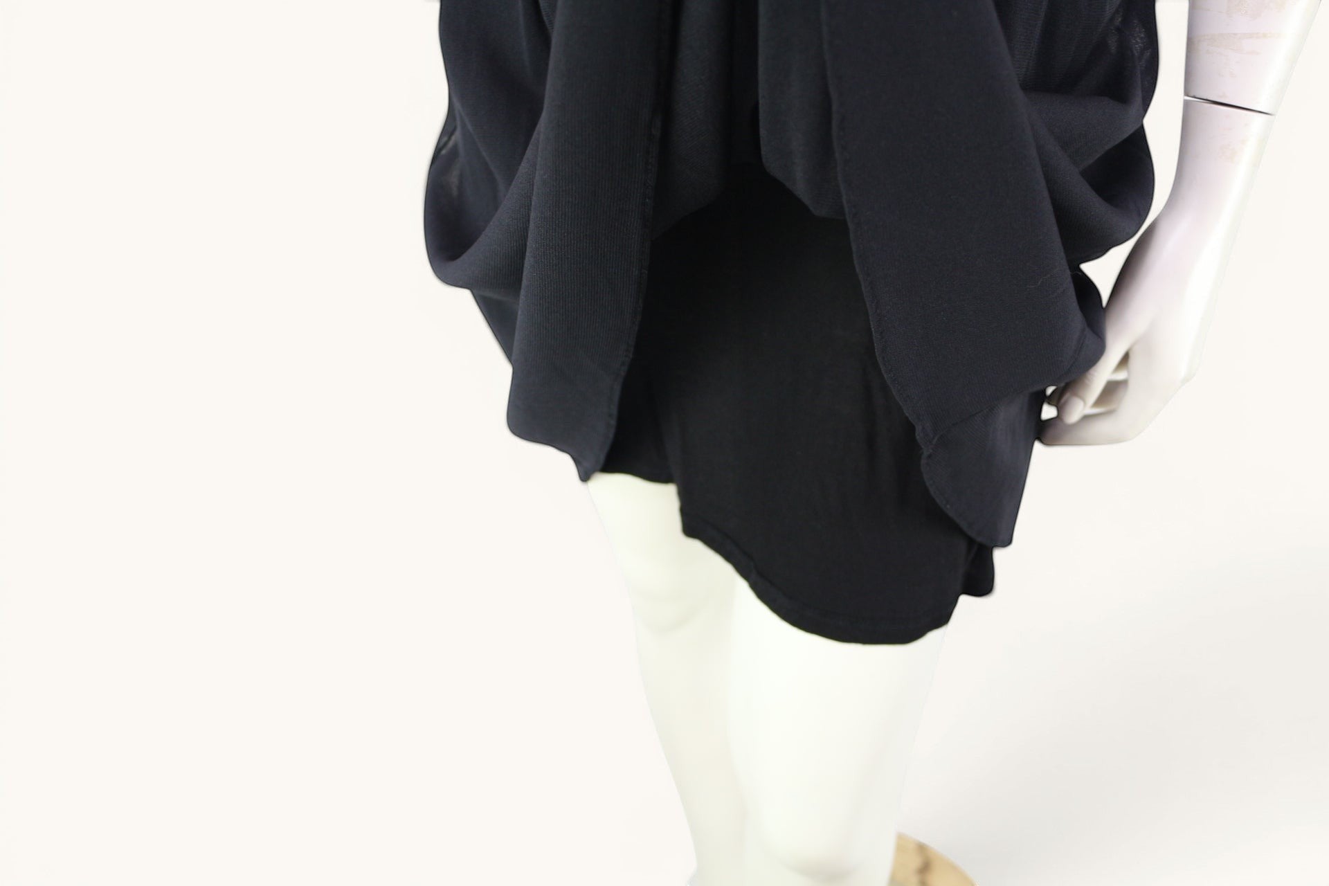 Robe Guess noire fluide en mousseline, taille S, avec détails bijoux aux épaules, idéale pour soirée ou cocktail.